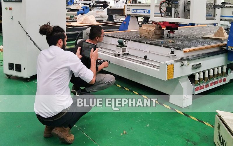 數(shù)控開(kāi)料機(jī)客戶(hù)考察